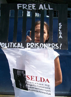 As formal talks begin, over 500 political prisoners still detained