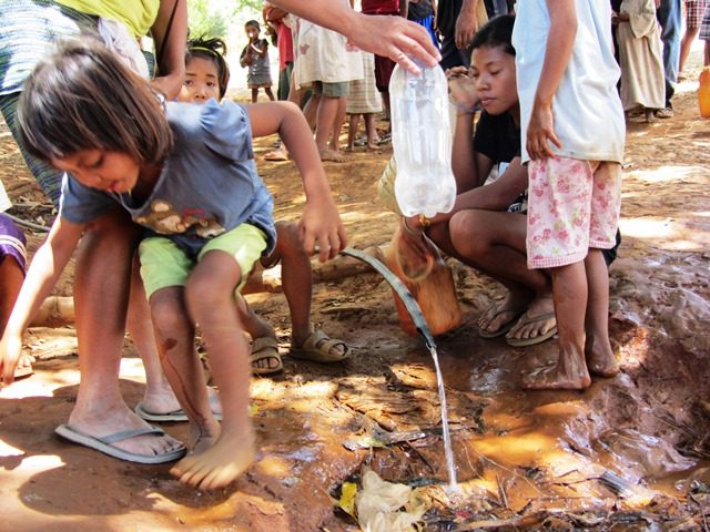Mangyan communities source water from mountain springs (Photo by M. Salamat / Mangyan Day 2013 / www.bulatlat.com)