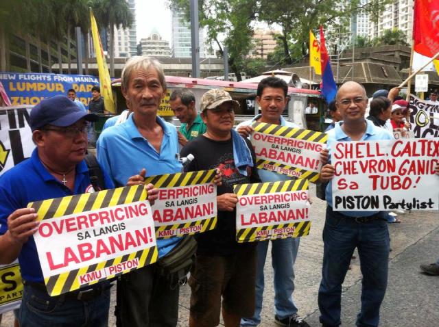 Drivers allied with Piston protest weekly oil price hikes in front of Petron offices, Jun 11 (Photo by Randy R. Evangelista / www.bulatlat.com)