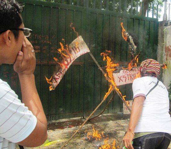 Protest at the gates of the Glencore-Xstrata-SMI Office in General Santos City (Photo courtesy of Karapatan Socsksargen)