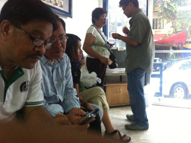 Former Anakpawis Rep. Rafael Mariano arrived in the precinct to negotiate the release of Rep. Hicap, 10 others. (Photo courtesy of Anakpawis Partylist / Bulatlat.com)