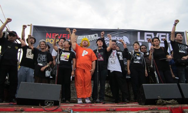 Leaders of #AbolishPork Movement lead the singing of Bayan Ko, a favorite song of martial law activists. (Photo by Ronalyn V. Olea/ Bulatlat.com)