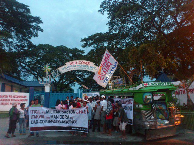 Supporters of Hacienda Luisita 11 hold vigil protest in front of Camp Gen. Francisco Macabulos. (Photo by J. Ellao / Bulatlat.com)