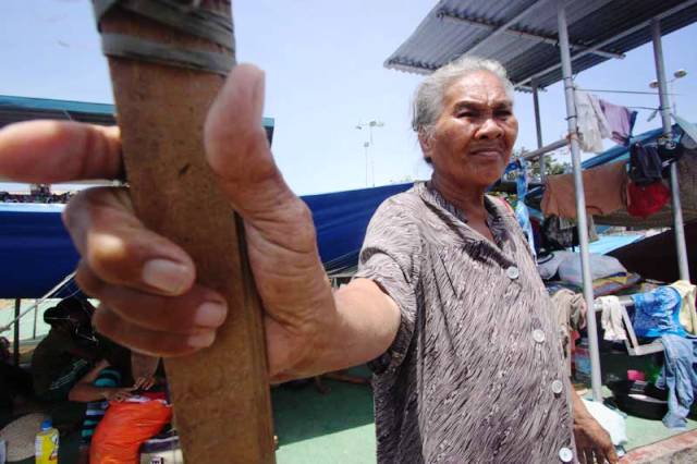 Langka Tanda, a 65-year-old widow, finds life at Zamboanga city’s largest evacuation centre difficult. “The food queues are very long and the heat unbearable,” said Langka. She lost her home in the fighting. (Photo by Karlos Manlupig, courtesy of ICRC)