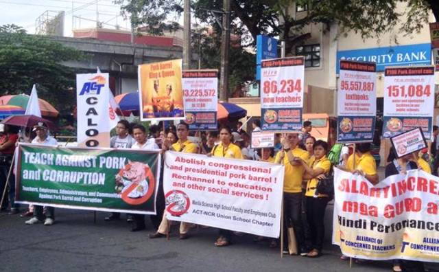 Public school teachers once again register their demands to the government for salary increase. (Photo by Anne Marxze D. Umil/Bulatlat.com)