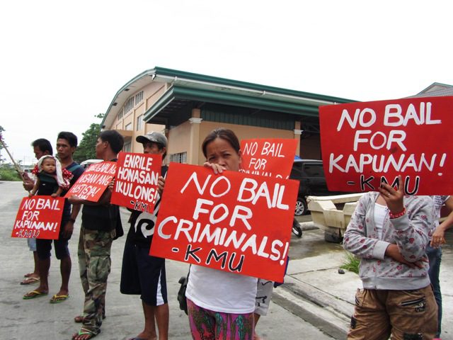 Members of NAFLU-KMU hold picket at Regional Trial Court in Rizal asking the court to reconsider its ruling on accused murder mastermind's bail. (Photo by M. Salamat / www.bulatlat.com)
