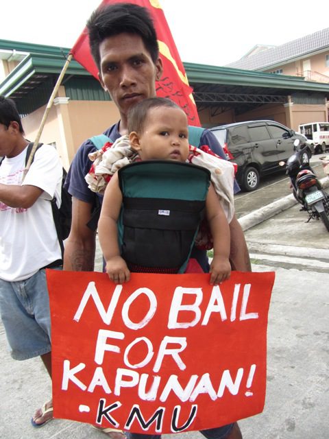 Unionist dad joins workers' picket (Photo by M. Salamat / www.bulatlat.com)