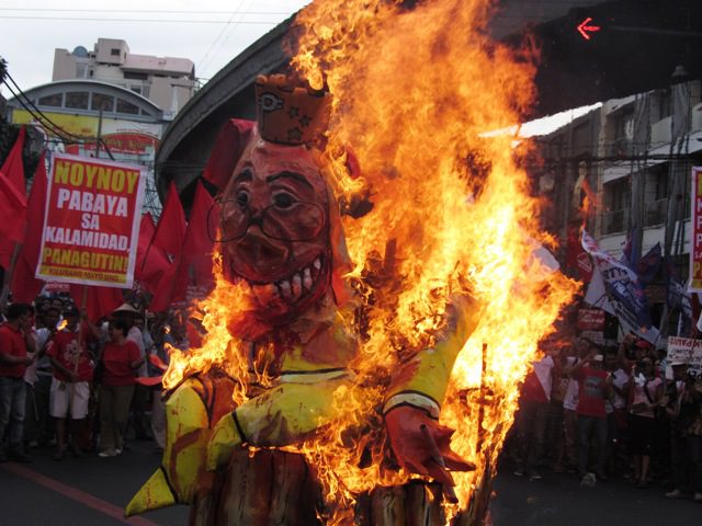 Aquino effigy depicting him as "Pork Barrel King" burns at Mendiola, Nov 30, 2013