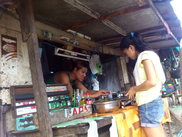 Randy Lara earns by selling in front of his house. (Photo by J. Ellao / Bulatlat.com)