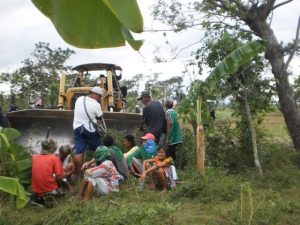 Farmers block a bulldozer from destroying farm lots in Balete village, Hacienda Luisita, Dec. 21. (Photo courtesy of Unyon ng Manggagawa sa Agrikultura)