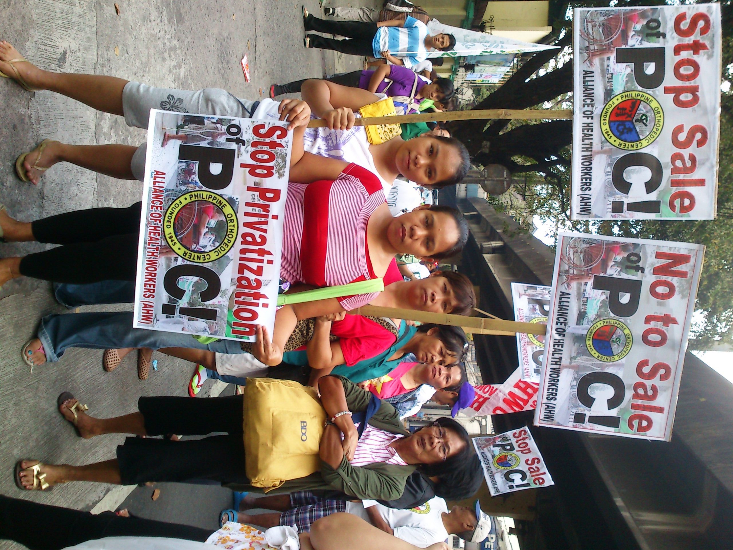 Janice Gavilla (the one in red) says President Benigno S. Aquino III should listen to the needs of the people. (Photo by Anne Marxze D. Umil/Bulatlat.com)