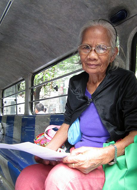 Luisita farmer Leonora Layco signs her complaint-affidavit against Cojuangco-owned Tarlac Development Corporation (Tadeco) and policemen, Jan. 16. (Photo by Ronalyn V. Olea/ Bulatlat.com)