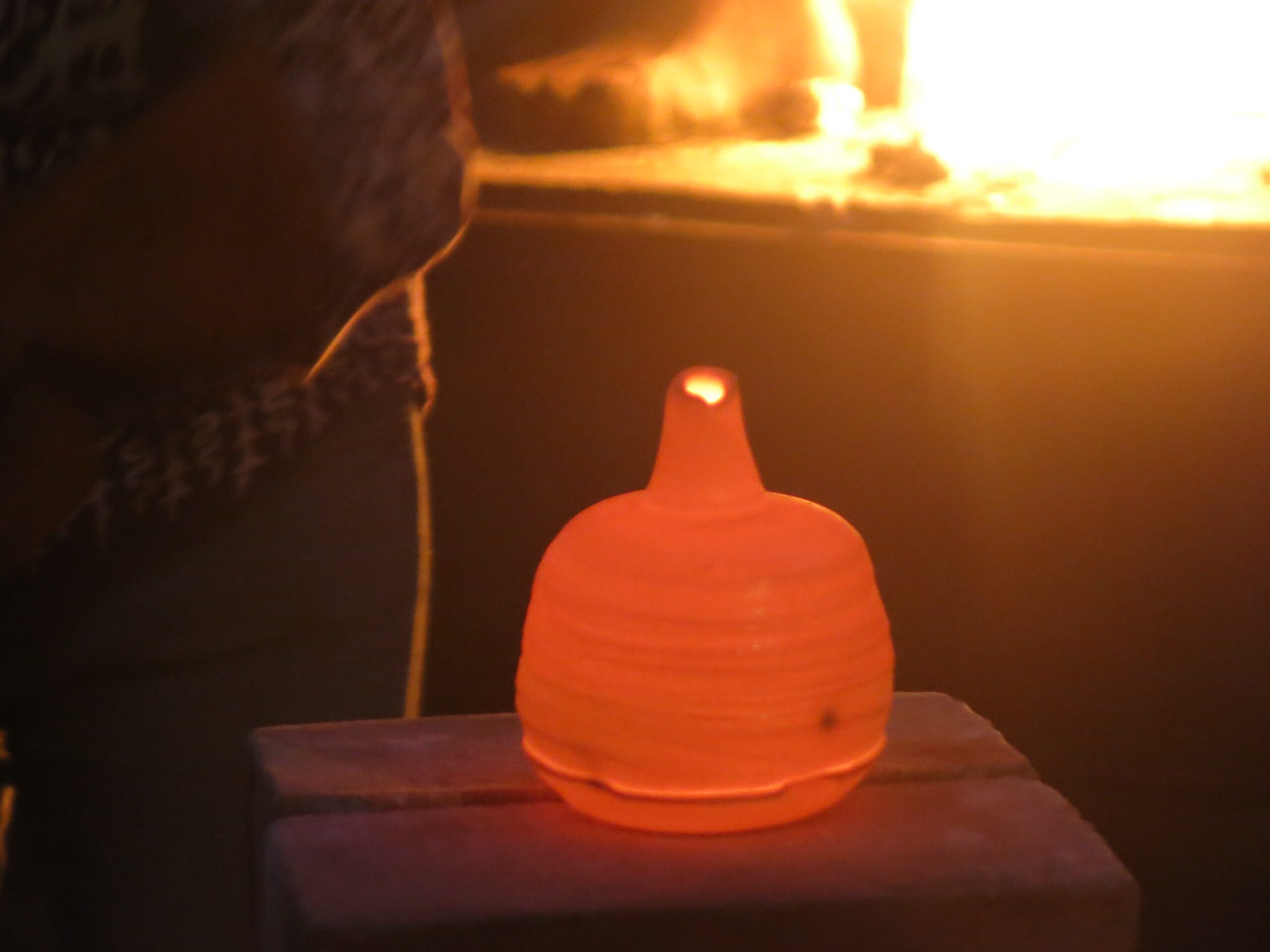 Ang pottery na yari sa lupa ay transformasyon ng material ng lupa sa pagiging produkto (vase, halimbawa), tungo sa pagiging komoditi (mas mahal na halaga ng vase dahil gawa ng artisano o ng prestihiyosong kompanya), na higit na nagpapawalay sa lupa bilang produktibong entidad sa sarili nitong sakop. Ito ang diwa ng pagmamay-ari ng lupa, ang paglikha sa nagbubungkal bilang instrumento ng pagdidiin sa kapangyarihang mapagmay-arian.