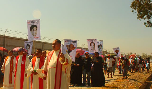 Hacienda Luisita martyrs and supporters stage a symbolic "Jericho March" against what they call as the "walls of injustice by the Cojuangco-Aquinos. " (Photo by Ronalyn V. Olea/ Bulatlat.com)