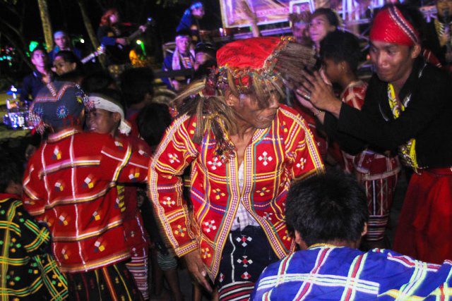In an Earth Day cultural performance at Davao City People’s Park, world-renowned Kaliwat Theatre Collective performed an original song while Talaingod Manobo evacuees joined in a dance. The performance was part of a benefit concert to raise awareness on human rights and mining issues in Talaingod, Davao del Norte. (Screengrab from davaotoday.com)