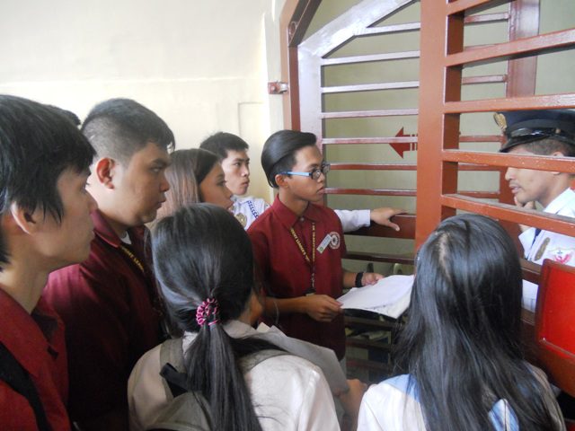 Blacklisted students tried to enter the school premises but they were barred by guards. (Photo by A. Umil/ Bulatlat.com)
