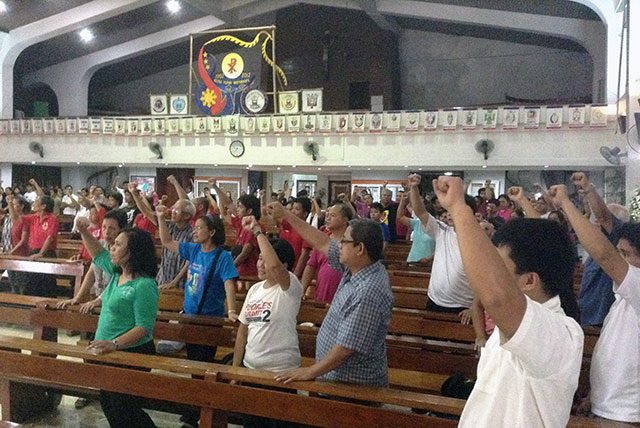 Members of the Iglesia Filipina Independiente and members of progressive groups from various sectors raised their fists in honor of the late Bishop Tomas Millamena. (Photo by Janess Ann J. Ellao/ Bulatlat.com)