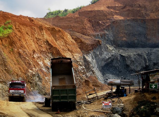 A quarrying operation in Rodriguez, Rizal. In February 2013, the NPA torched facilities of a quarrying company in Rizal that has greatly contributed to environmental destruction. (Photo by Clemente Bautista / Bulatlat.com)
