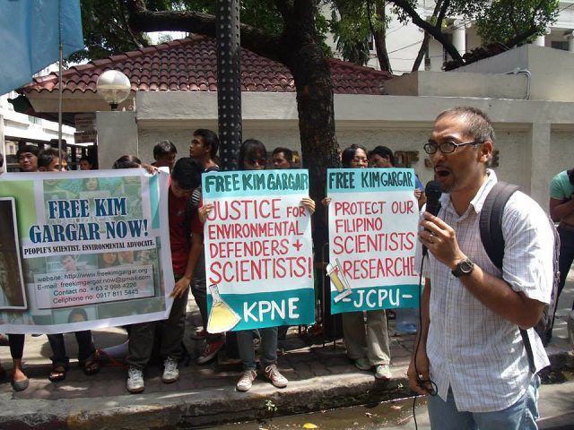 Nagsagawa ang mga siyentista at makakalikasan ng protesta sa harap ng Department of Justice upang hilingin ang pagpapalaya kay Prof. Kim Gargar. June 25, 2014. (Photo courtesy of Agham / Bulatlat.com)