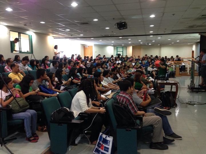 More than 300 students and professors pledged to defend Filipino subject in tertiary level. (Photo courtesy of Rowie Madula/ Bulatlat.com)