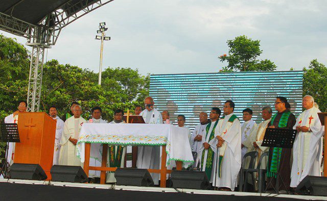 Mass at the Luneta for the people's initiative to enact law abolishing pork (Photo by Ronalyn Olea / Bulatlat.com)