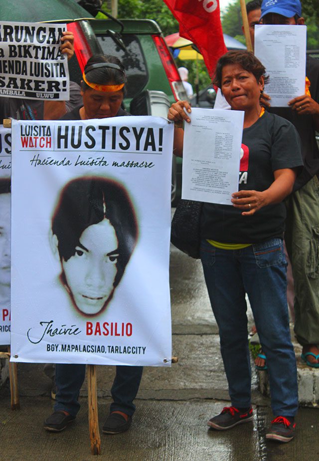 Violeta Basilio (right) sheds tears as she remembers her son, Jhavie, one of the seven killed in the Hacienda Luisita massacre. (Photo by Ronalyn V. Olea/ Bulatlat.com)