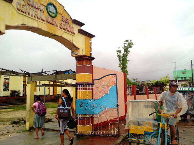 Tuloy ang pasok ng mga estudyante sa mga wasak at walang-bubong na gusali ng Guian East Central Elementary School. Kuha ni Clemente Bautista/Kalikasan PNE Enero 2014
