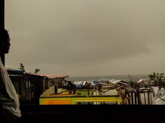 Ilang buwan makalipas ng Yolanda, madilim pa rin ang kinabukasang kinakaharap ng mga biktima ng bagyo. Kuha ni Clemente Bautista/Kalikasan PNE Enero 2014