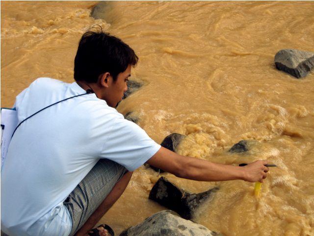 A biologist from AGHAM testing the physico-chemical charactertics of the massively polluted Didipio River. (Photo by AGHAM/Kalikasan PNE/ Bulatlat.com)