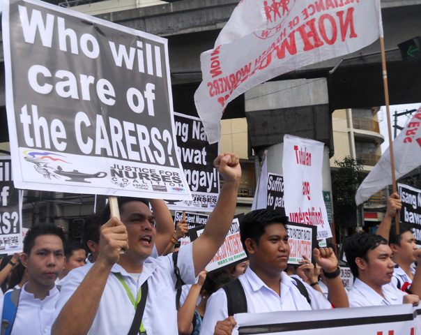 Nurses marching towards Chino Roces Bridge (former Mendiola Bridge), Friday, Oct. 17. (Photo by A. Umil/ Bulatlat.com)
