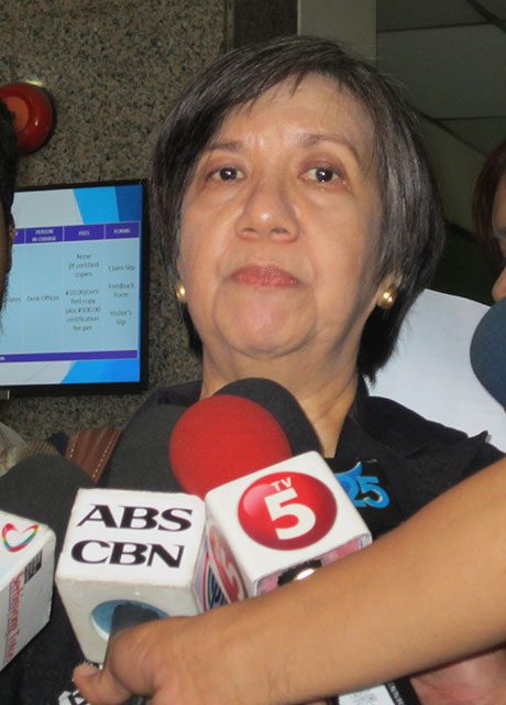 Melinda Quintos de Jesus of the Center for Media Freedom and Responsibility (CMFR) asserts that the media ban on the Ampatuan massacre coverage is a violation of the people's right to information and to a free press. (Photo by Ronalyn V. Olea/ Bulatlat.com)