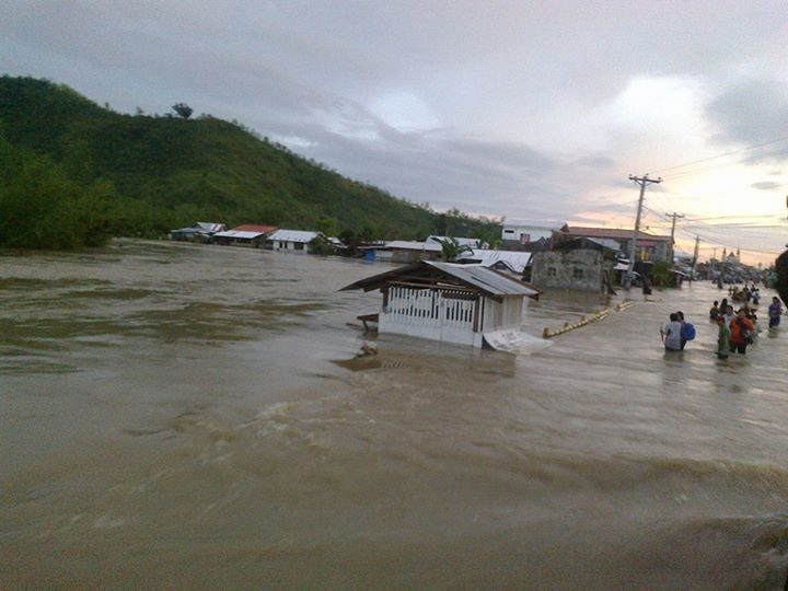 Typhoon Seniang impacts in Eastern Visayas. (Photo by Imari Garcia Babali / Bulatlat.com)