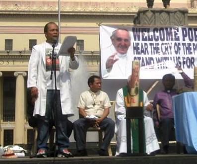 Robert Mendoza, (man standing in right) during the People's Mass at the Liwasang Bonifacio in Manila, a day before Pope Francis arrives. (Photo courtesy of Robert Mendoza's Facebook account.)