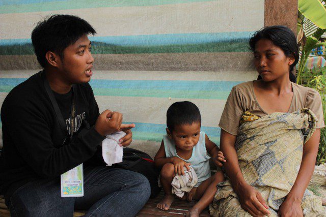 Jerome Aba interviews Aga Zulkarnin, a pregnant woman who evacuated with her 5 children to Salbo village, Datu Saudi Ampatuan (Photo courtesy of Suara Bangsamoro)