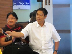 L: Judy TAguiwalo of Contend, R: Elmer "Bong Labog of KMU'