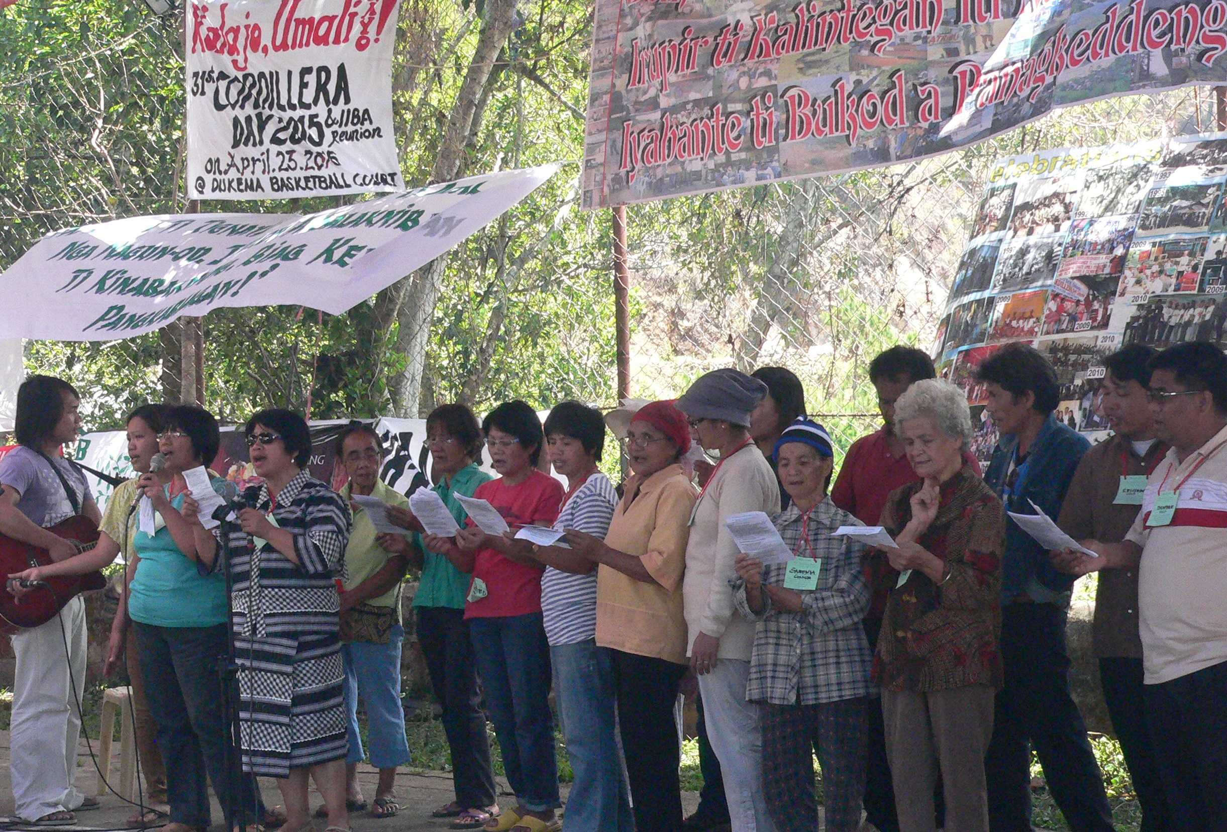 A reunion two decades after the Itogon barricades. (Photo by D. Ayroso/Bulatlat.com)