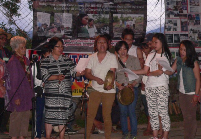 Anti-open pit mining. The elders and younger generation of Ucab village, Itogon. (Photo by D. Ayroso/Bulatlat.com)