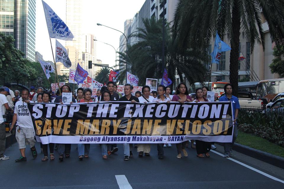 Keeping up the pressure, and the hope. Progressive groups marched to the Indonesian embassy in Makati on the day of Mary Jane Veloso's execution. (Photo courtesy of Kodao Productions)