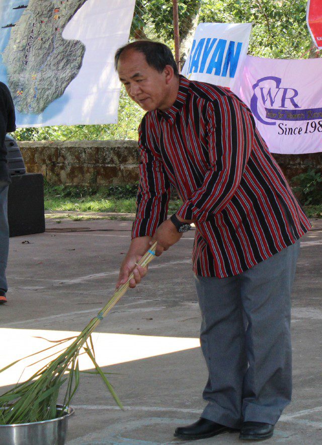 Pastor Vergel Aniceto doing the "cleansing" ritual in Cordillera Day in Ucab. (Photo by K. Manuel/Bulatlat.com)