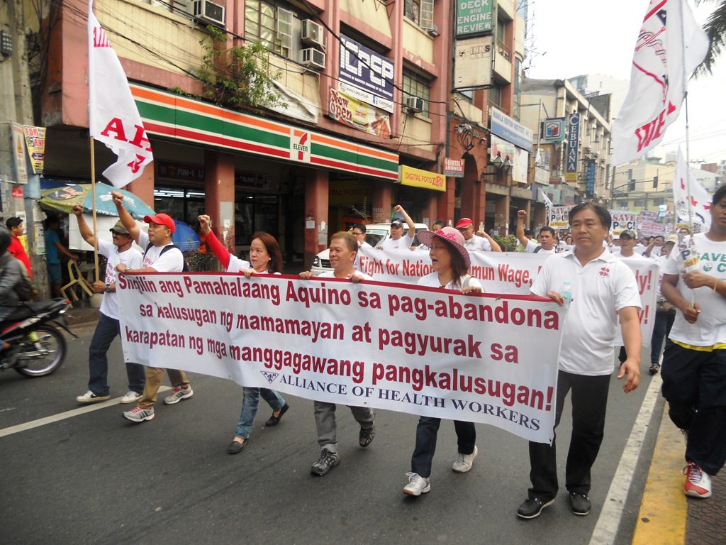 Health workers from different hospitals marching from Espana to Chino Roces Bridge (former Mendiola Bridge). (Photo by A. Umil/ Bulatlat.com).