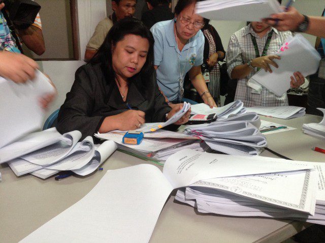 DOJ prosecutor receives counteraffidavits (Photo by J. Ellao / Bulatlat.com)