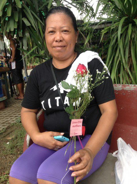 A mother received a rose from Nanay Celia (Photo by J. Ellao / Bulatlat.com)