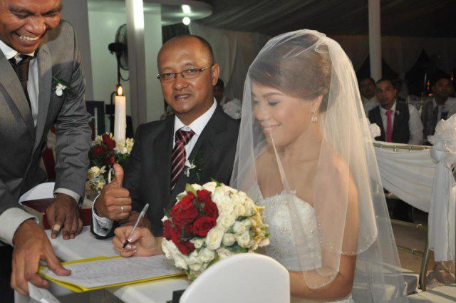 On their wedding day last Dec. 22, 2012 (Photo grabbed from Garry Martinez' Facebook post)