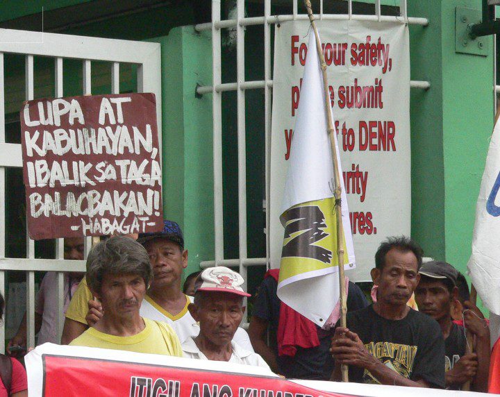 Batangas fisherfolk and peasants picket the Denr national office in Quezon City. (Photo by D.Ayroso)