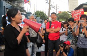 Ross Timbad (far left) slams the harassment against GMA 7 talents during a protest action in front of GMA Network compound, June 5. (Photo by Ronalyn V. Olea / Bulatlat.com)