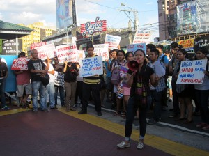 GMA 7 talents stage a protest action in front of GMA Network Inc. compound, June 5. (Photo by Ronalyn V. Olea / Bulatlat.com)