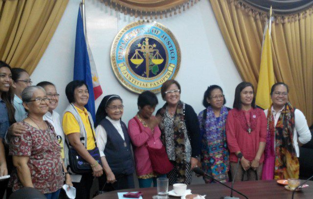 Members of the Save Mary Jane Alliance, with Celia Veloso (center, in pink) and Justice Secretary Leila de Lima. (Photo by C. Cabanatan/Bulatlat.com)