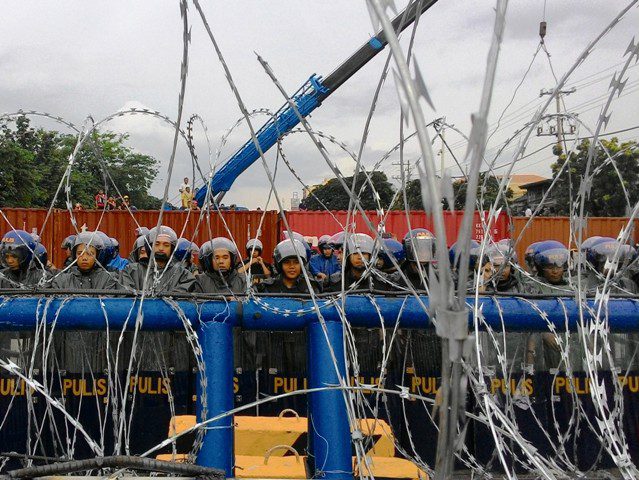 Layers upon layers. The government put concrete and steel barriers, concertina wires and container vans and deployed thousands of policemen along Commonwealth Avenue. (Photo by A. Umil/ Bulatlat.com)