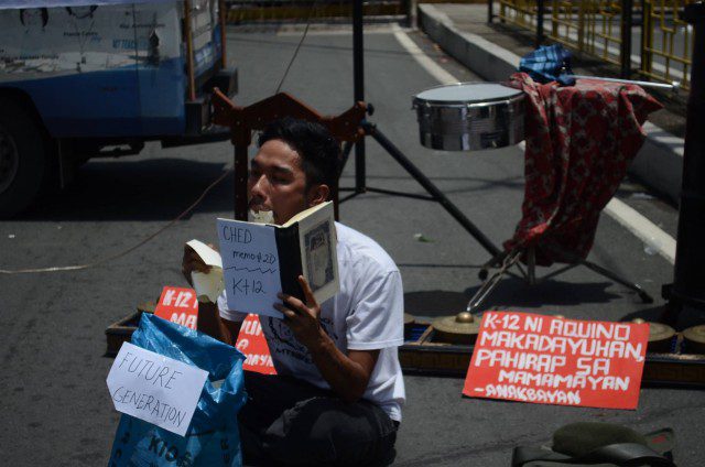 Mon Palaganas of the Silangan Artists Alliance at the Pistang Protesta 2015 (Photo by B.Catli/Bulatlat.com)
