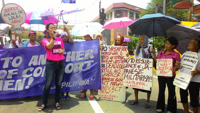 One Billion Rising global director Monique Wilson in solidarity with the comfort women. (Photo by A. Umil/ Bulatlat.com)
